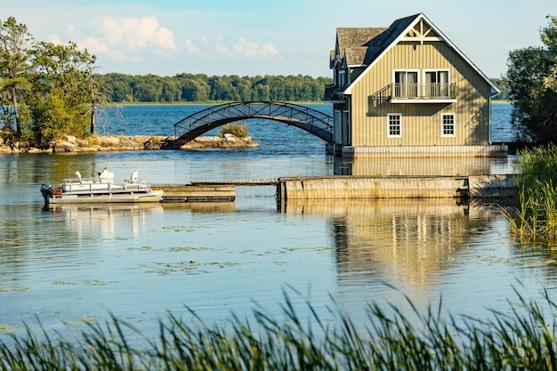 Hermoso paisaje del Parque Nacional de las Mil Islas, casa en el río, Ontario, Canadá