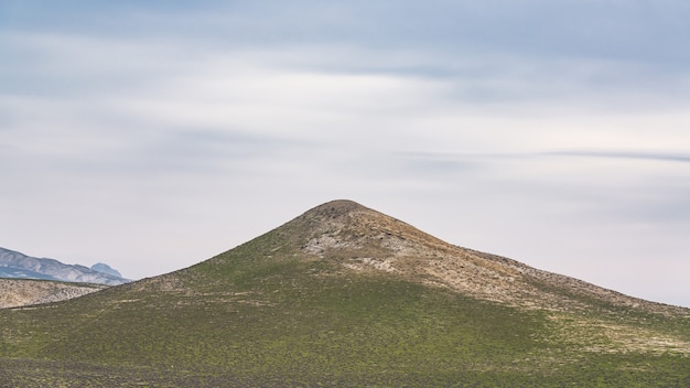 Hermoso paisaje de picos de montaña