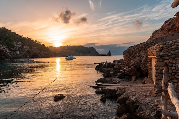 Hermoso paisaje de la playa al atardecer en Benirras en concepto de vacaciones en Ibiza