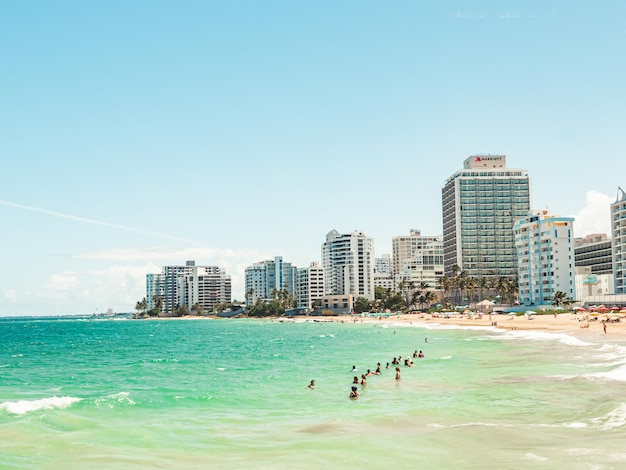 Foto hermoso paisaje de playa de la ciudad de condado desde la costa tropical de puerto rico