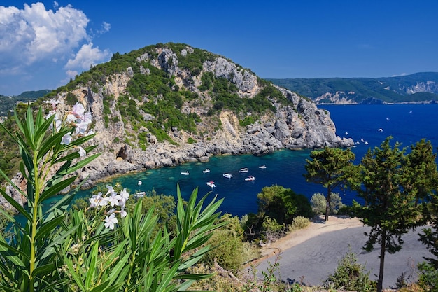 Hermoso paisaje de playa Paleokastrica en Corfu Kerkyra Grecia