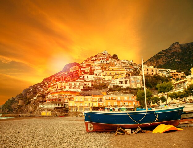 Foto hermoso paisaje de la playa de positano ciudad de sorrento sur de italia importante destino de viaje del mar mediterráneo