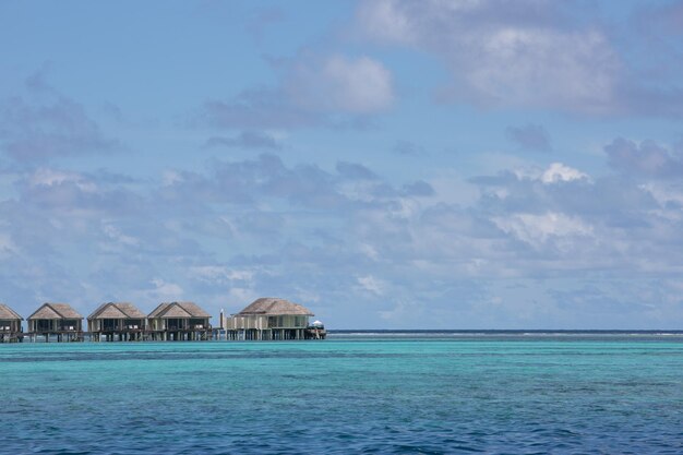 Hermoso paisaje de playa tropical de villas sobre el agua, isla de Maldivas, Océano Índico. vacaciones de lujo