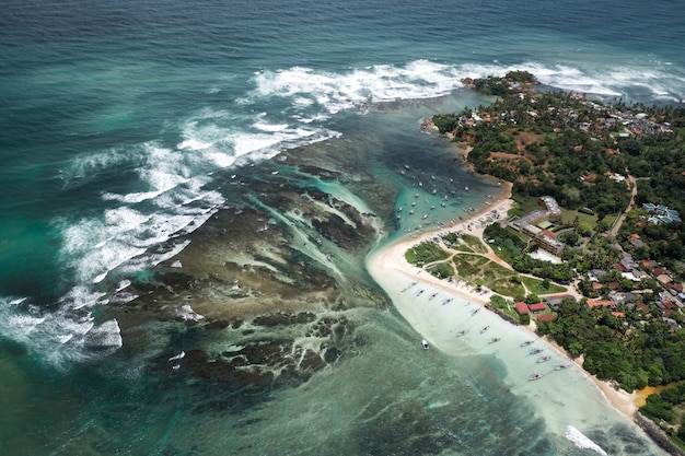 Foto hermoso paisaje de playa de weligama en sri lanka