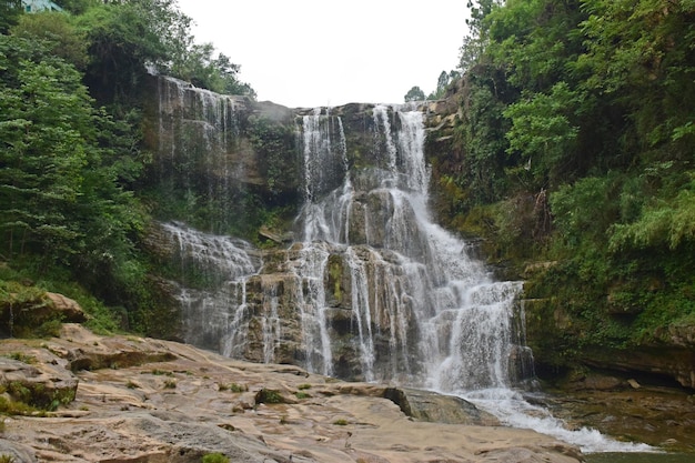 Hermoso paisaje de una poderosa cascada.