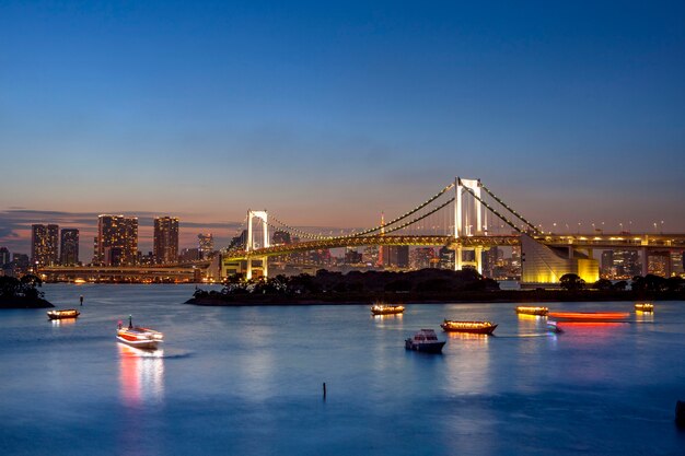 Hermoso paisaje del puerto de odaiba y el puente del arco iris tokio japón