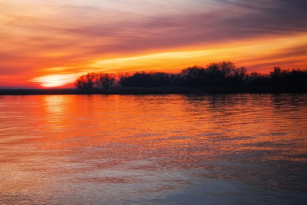 Hermoso paisaje con puesta de sol ardiente cielo y mar. Composición de la naturaleza