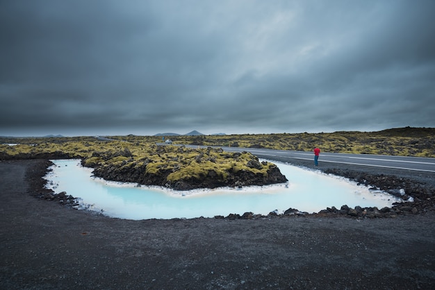 Hermoso paisaje y puesta de sol cerca del spa de aguas termales Blue Lagoon en Islandia