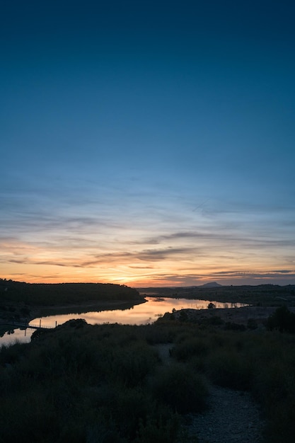 Hermoso paisaje de puesta de sol con un lago en Almansa, España