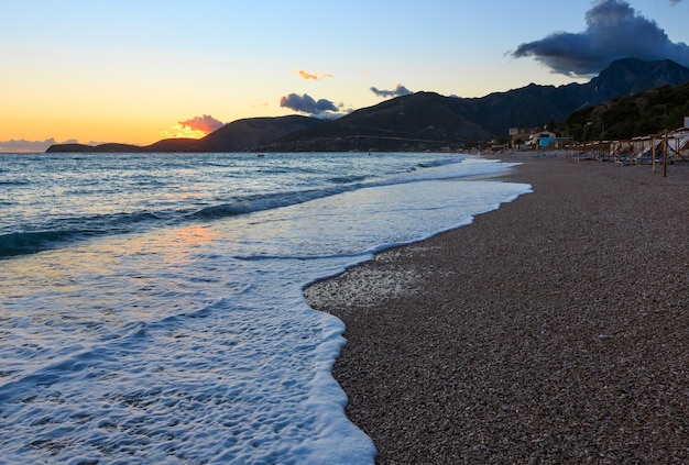 Hermoso paisaje de puesta de sol de mar de verano en la playa de Borsh, Albania.