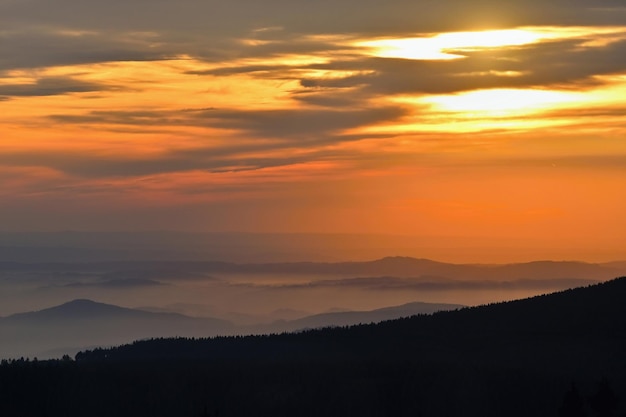 Hermoso paisaje y puesta de sol en las montañas Colinas en las nubes Jeseniky República Checa Europa