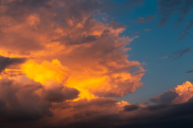 Hermoso paisaje de puesta de sol con nubes esponjosas de colores oscuros Fondo natural