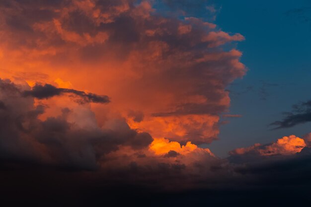 Hermoso paisaje de puesta de sol con nubes esponjosas de colores oscuros Fondo natural