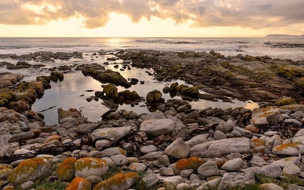 Hermoso paisaje de puesta de sol sobre el mar muy relajante.