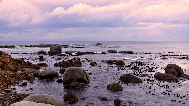 Hermoso paisaje de puesta de sol sobre el mar muy relajante.