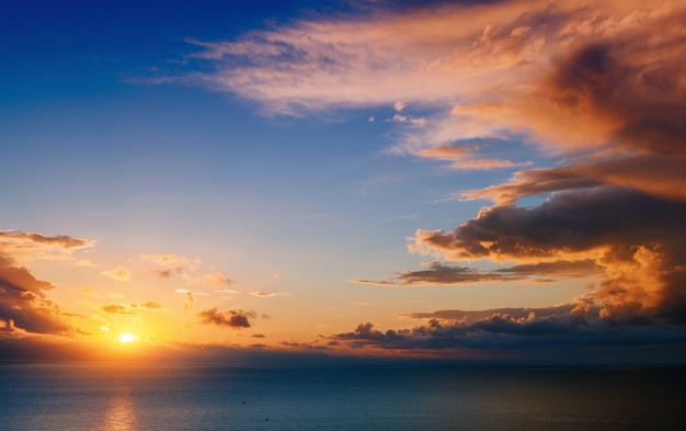 Hermoso paisaje con puesta de sol sobre el mar