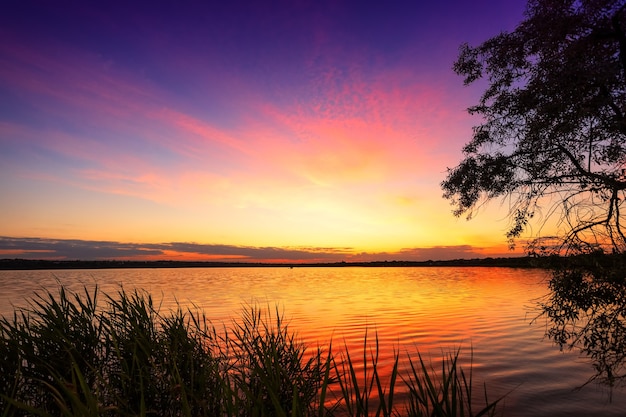 Hermoso paisaje con puesta de sol