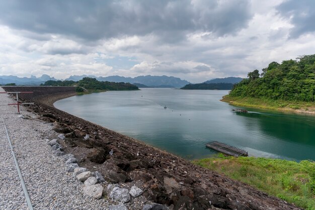 Hermoso paisaje de Rajjaprabha Dam o Cheow Lan Dam. También se le llama Guilin de Tailandia, Surat Thani, Tailandia