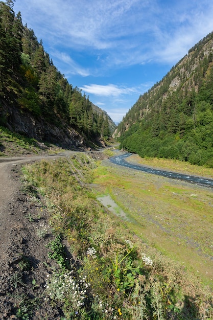 Hermoso paisaje de la región montañosa de Georgia Tusheti Travel