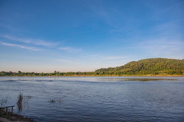 Hermoso paisaje del río Mekhong entre Tailandia y Laos desde el distrito de Chiang Khan.El Mekong, o río Mekong, es un río transfronterizo en el este de Asia y el sudeste asiático