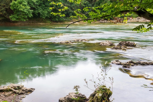 Hermoso paisaje con un río de montaña en un día de verano filmado en una exposición prolongada