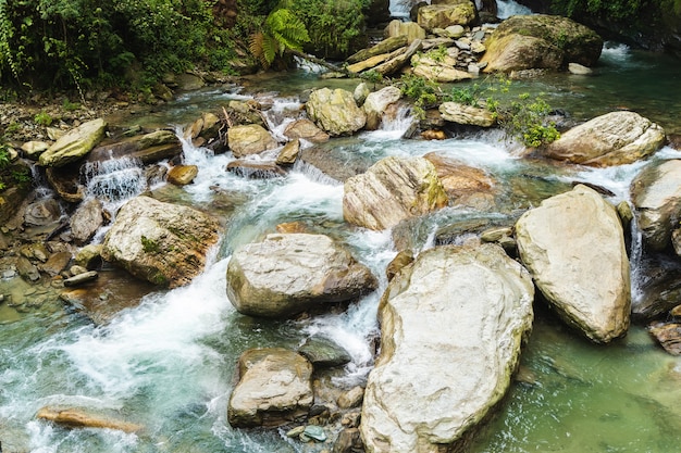 Hermoso paisaje con río rocoso de montaña. Concepto de paisaje, viajes y turismo asiático. Foto de viaje de stock.