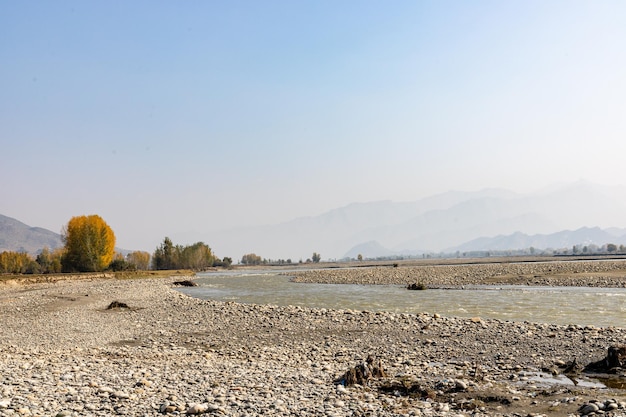 Hermoso paisaje del río swat en la temporada de otoño invierno