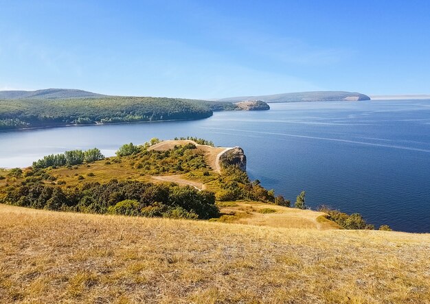 Hermoso paisaje con el río Volga en Rusia en un día soleado