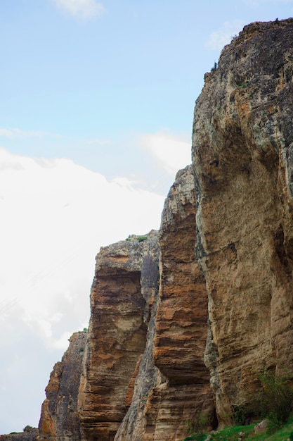 Hermoso paisaje rocas piedras montañas nubes blancas cielo azul naturaleza