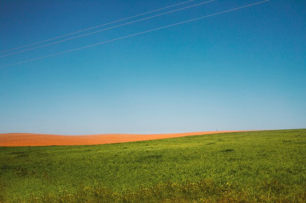 Hermoso paisaje rural con campos arados verdes y marrones