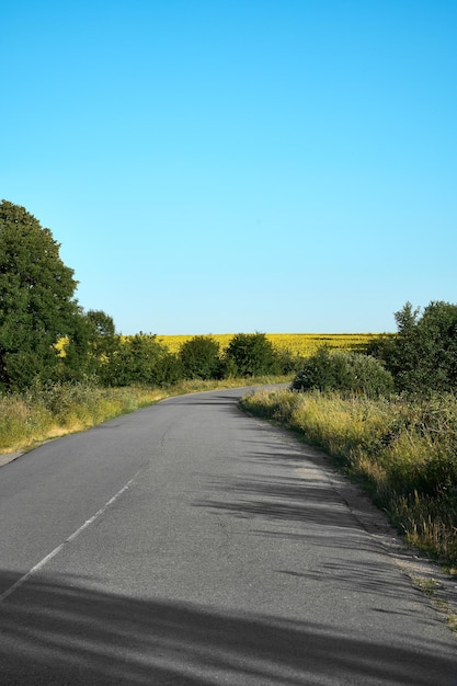 Hermoso paisaje rural a lo largo del camino