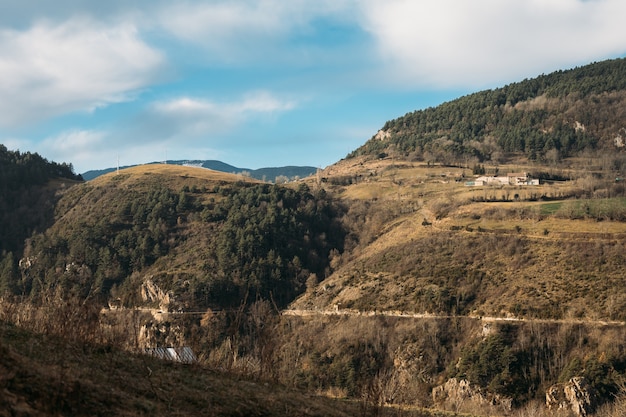 Hermoso paisaje rural de la zona montañosa pocas casas de campo cielo azul con nubes blancas en da soleado ...