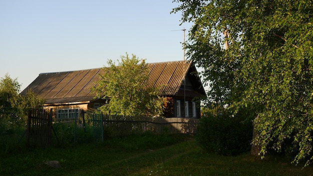 Hermoso paisaje rústico de verano viejas casas de troncos de madera región de Vologda