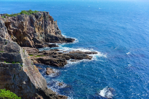 Hermoso paisaje de Sandambeki Rock Cliff en la popular ciudad turística de Shirahama en la prefectura de Wakayama, Japón