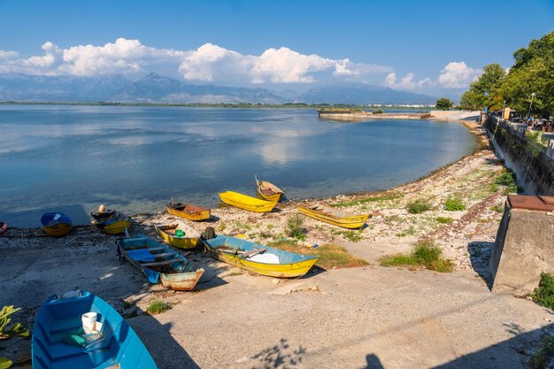 Hermoso paisaje en Shiroka en el lago Shkoder Albania