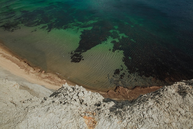 Hermoso paisaje sobre un fondo de montañas y mar.