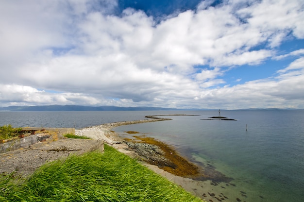 Hermoso paisaje de sol en la costa de Munkholmen, Trondheim, Noruega