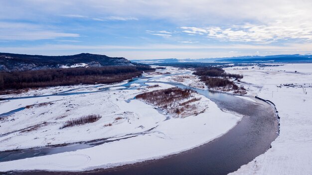 Hermoso paisaje soleado de montaña de invierno de mañana. Lugar de ubicación Psebai, Rusia.