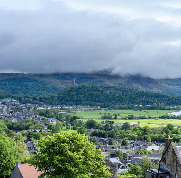 El hermoso paisaje de Stirling es conocido como la puerta de entrada a las Tierras Altas, donde se ve Abbey Craig con el Monumento Nacional Wallace en la cima de Escocia.