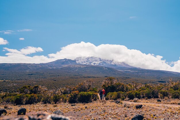 Hermoso paisaje de Tanzania y Kenia desde la montaña Kilimanjaro. Rocas, arbustos y terreno volcánico vacío alrededor del volcán Kilimanjaro.