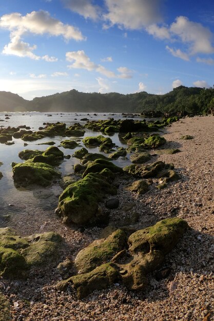 Hermoso paisaje de la tarde en la playa de Wediombo La playa de Wediombo se encuentra en Gunung Kidul Yogyakarta, Indonesia