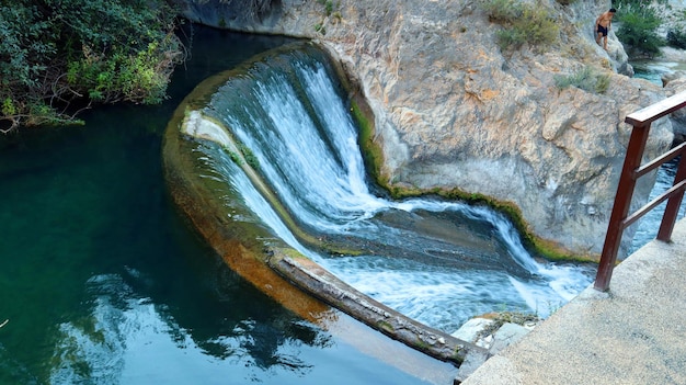 Hermoso paisaje único, río de montaña, cascada, bahía entre las rocas, piscinas naturales, SPA España