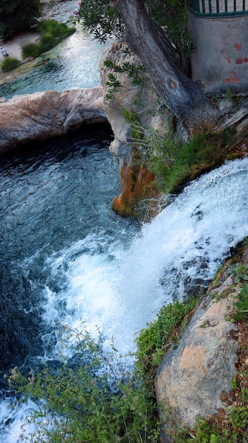 Hermoso paisaje único, río de montaña, cascada de la bahía entre las rocas, piscinas naturales, SPA, España