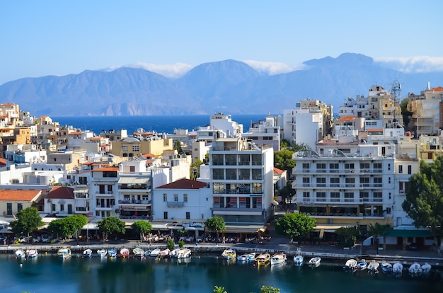 Hermoso paisaje urbano de Agios Nikolaos en la isla de Creta, Grecia