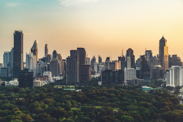 Hermoso paisaje urbano al atardecer y edificios de gran altura en el centro de la ciudad de la metrópoli