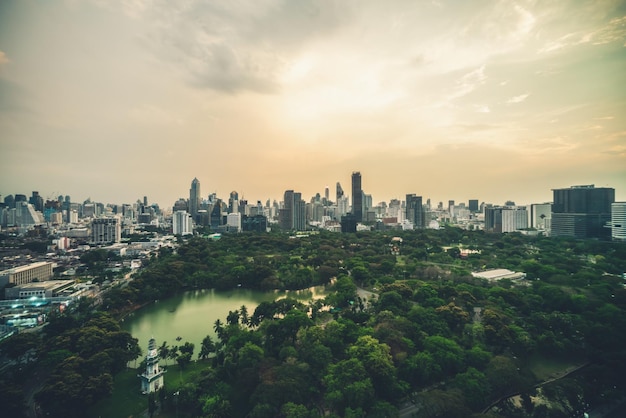 Hermoso paisaje urbano al atardecer y edificios de gran altura en el centro de la ciudad de metrópolis