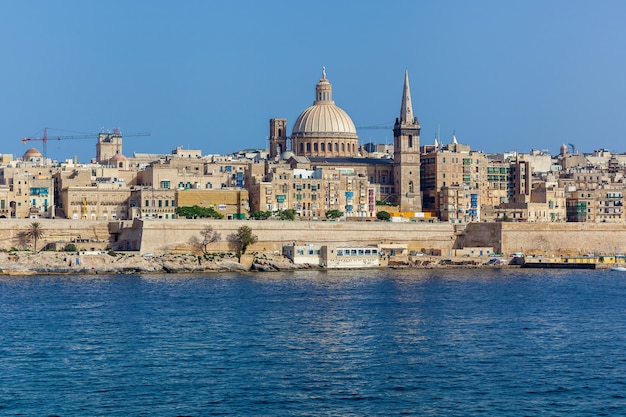 Hermoso paisaje urbano con arquitectura antigua de la ciudad de Valletta en Malta. El edificio