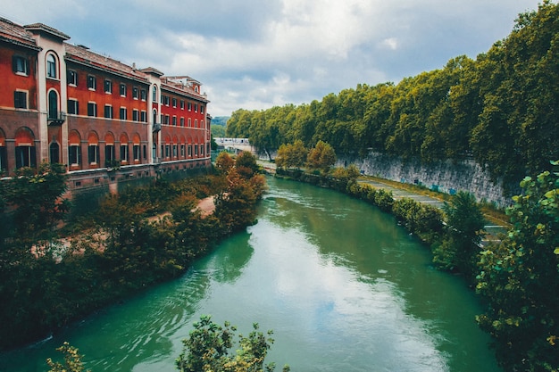 Hermoso paisaje urbano del cauce del río Spree en Berlín.