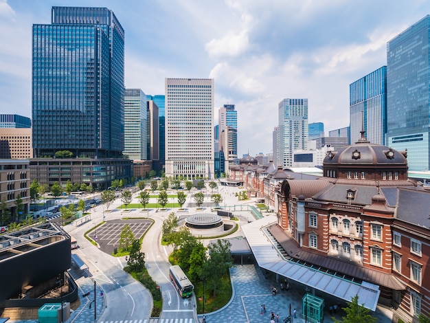 Hermoso paisaje urbano con la construcción de la arquitectura y la estación de Tokio