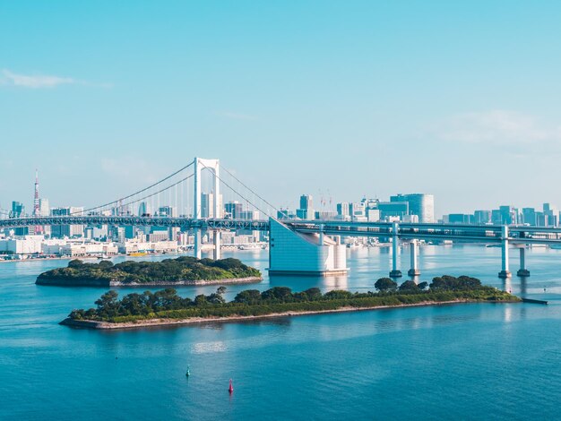 Foto hermoso paisaje urbano con edificios de arquitectura y puente arco iris en la ciudad de tokio